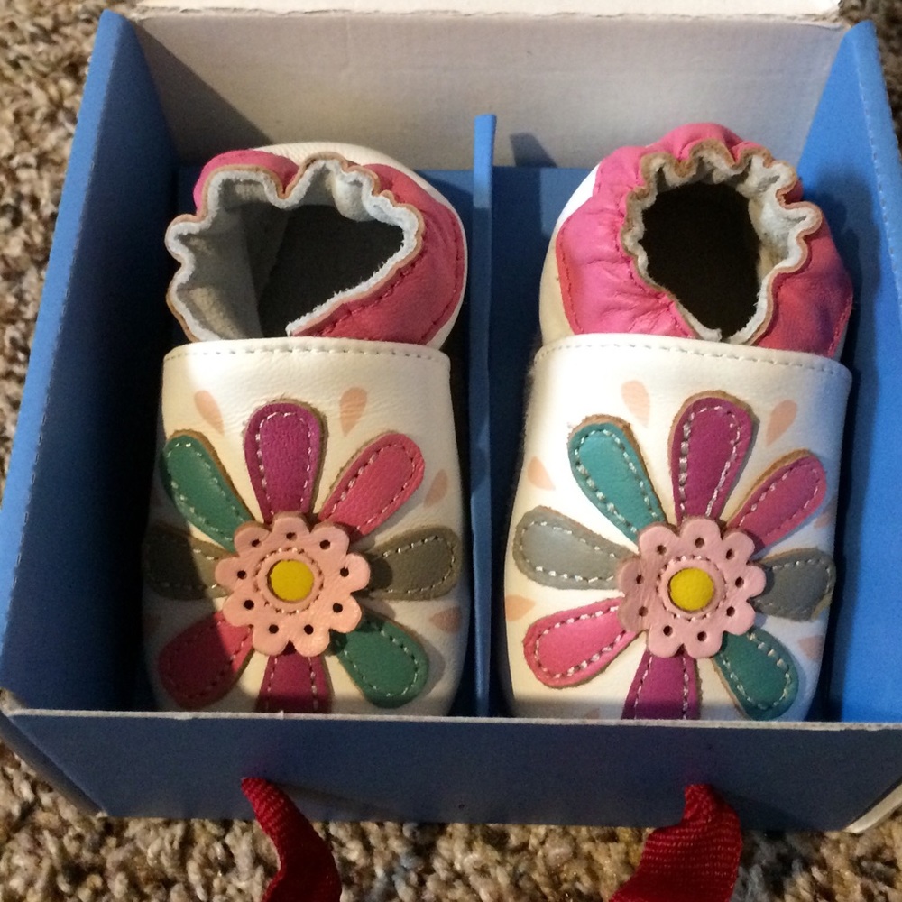 NEW 🌸$12 IF BUNDLED🌸 Kimi + Kai 6-12 mo flower